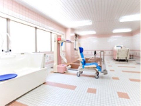 浴室は窓がたくさん並んだ作りである。中は広々としており、入浴時に介護が必要な入居者様が使用する介護浴槽などが置かれている。