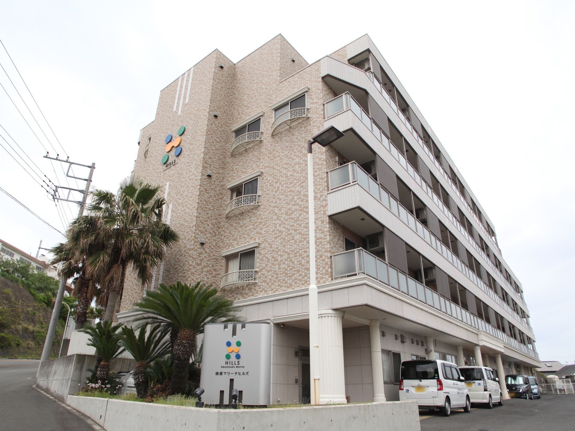 入口側には、駐車場があり、上階にはベランダがついている。１階の屋根に近い部分には複数の車を寄せることが可能だ。