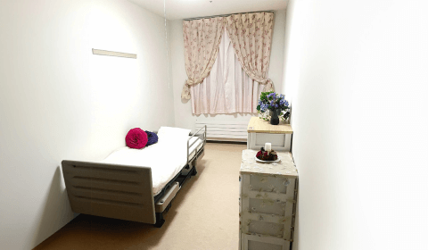 清潔な個室とベッド