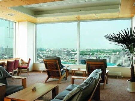周辺の街並みを眺めながらリラックスした時間を過ごせるラウンジ。大きなソファの応接セットや一人用のリクライニングチェアなどがある。