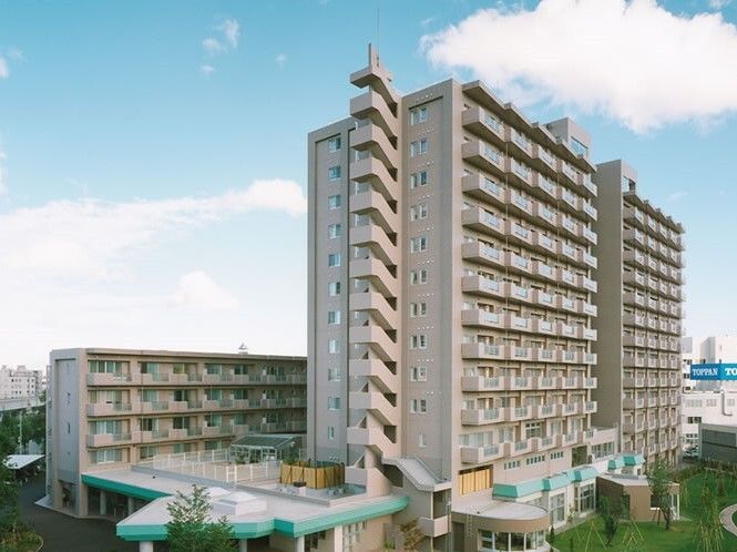 街中にある巨大なマンションのような建物は各フロアにベランダがあり、屋外階段も設置されている。