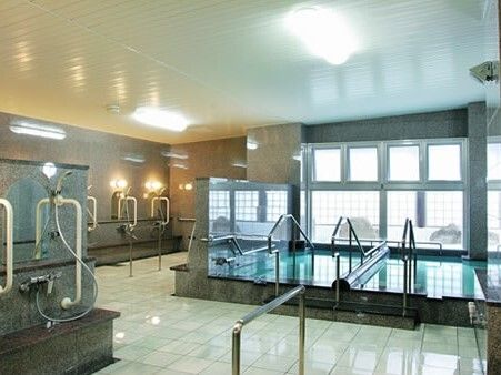 大きな窓の外には枯山水庭園があり、浴槽に浸かりながら庭園を眺めることができる。シャワースペースもあり、手すりも付いている。