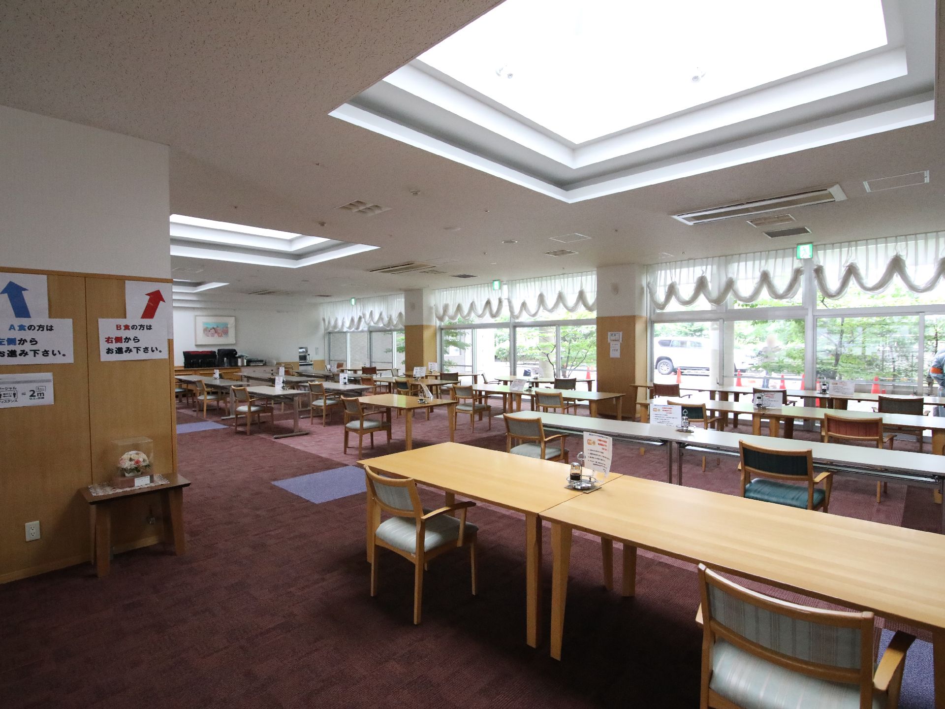 椅子やテーブルが設置されている共有スペース