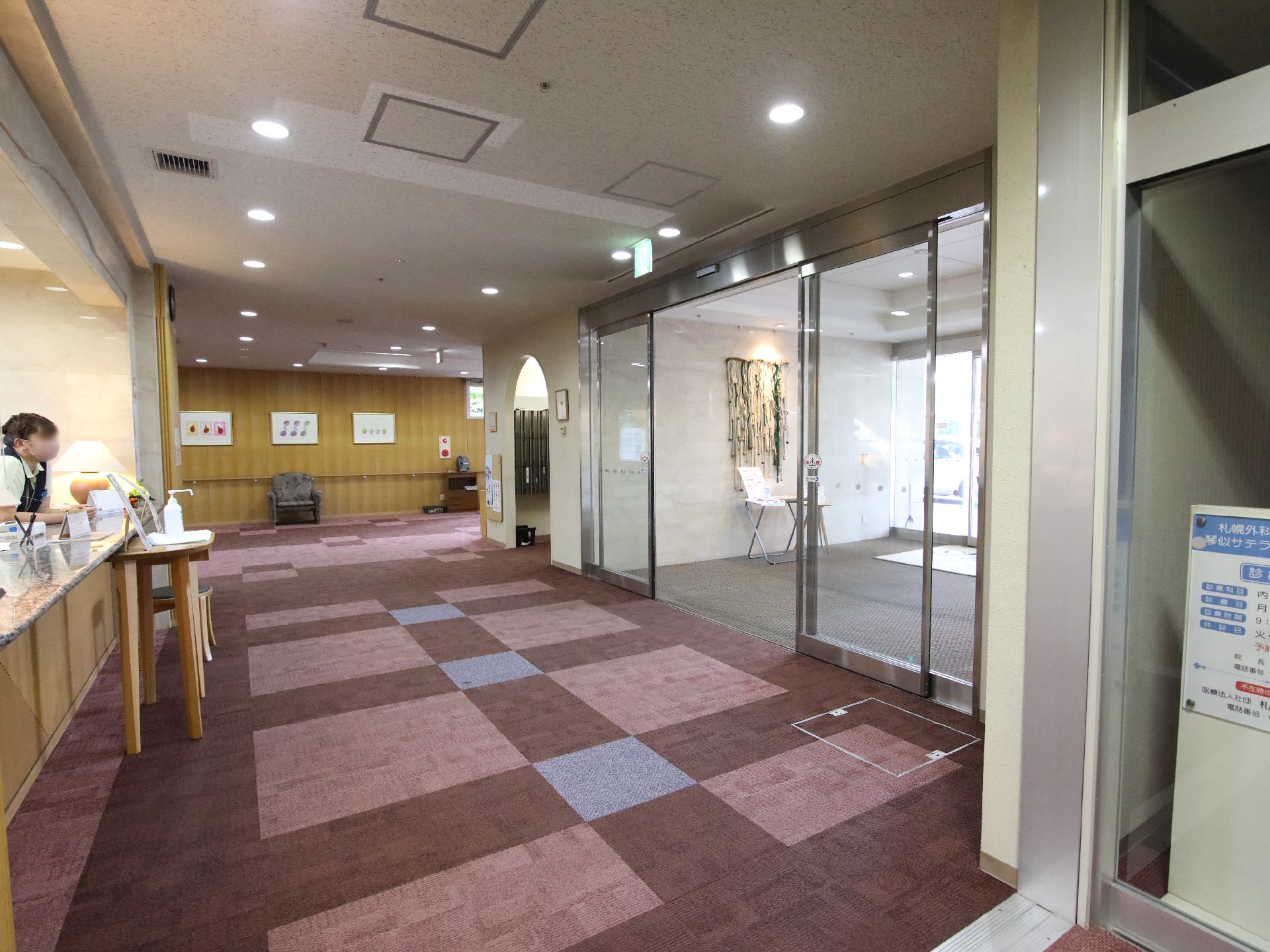 近くに受付が設置されている玄関