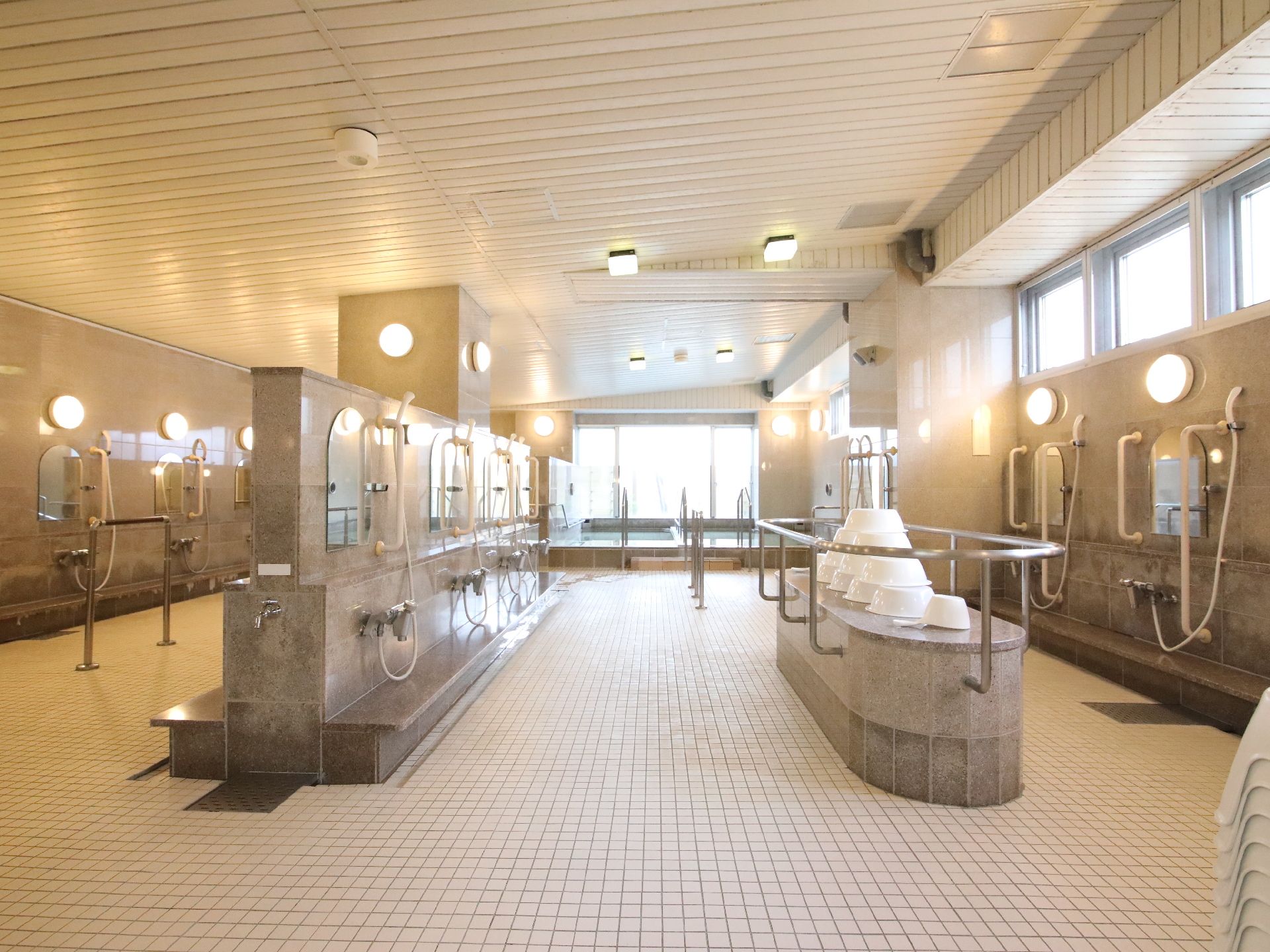 一人ずつ頭・体を洗えるスペースが設けられている大浴場