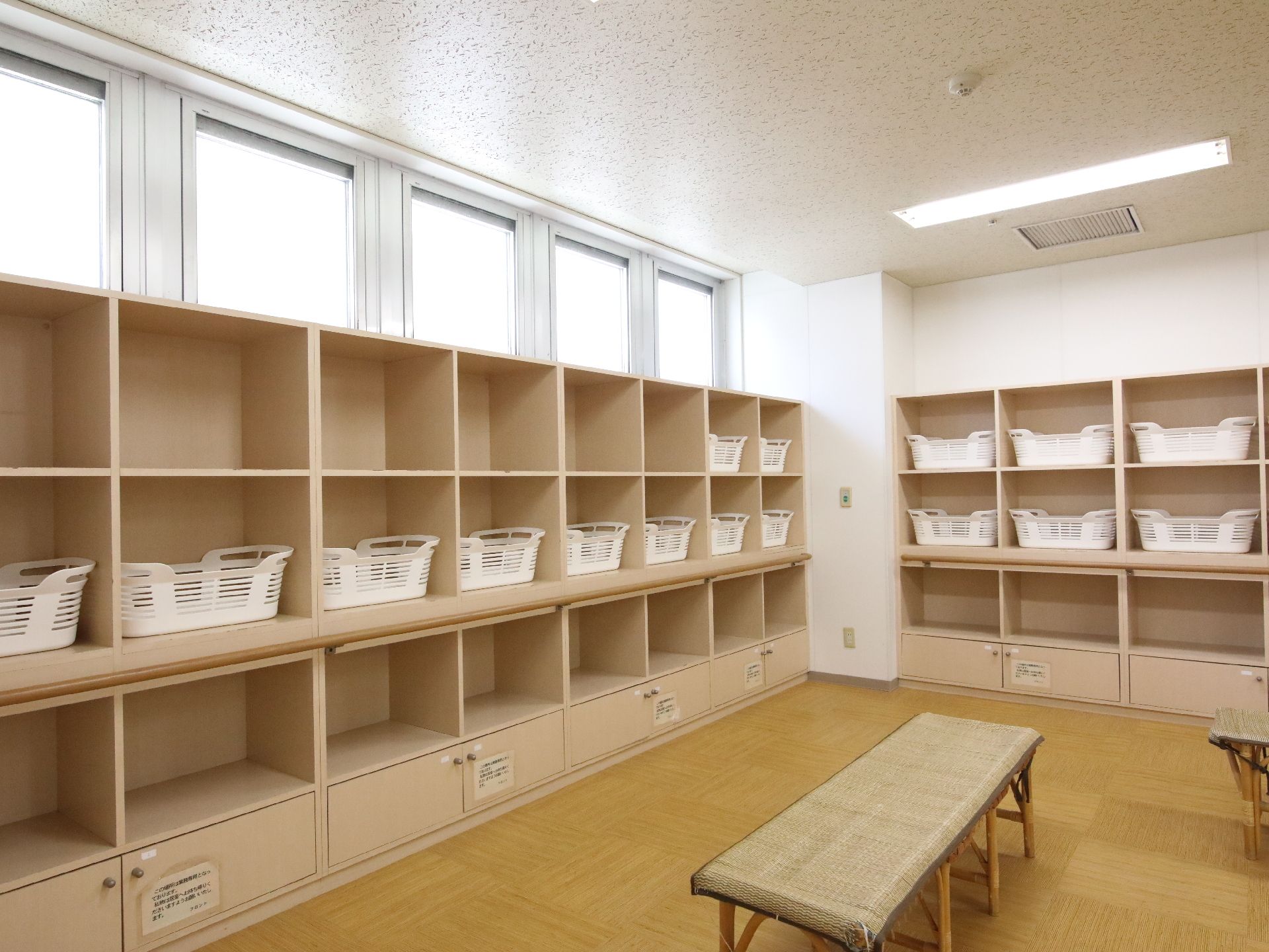 椅子が設置されている脱衣所