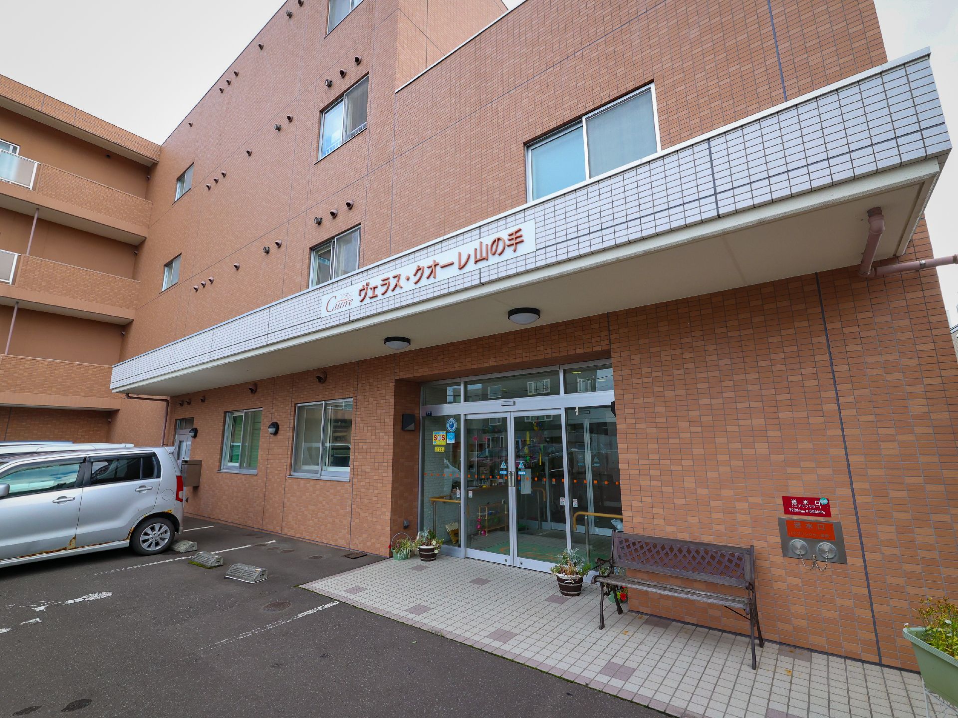 駐車場に隣接したレンガ調の建物