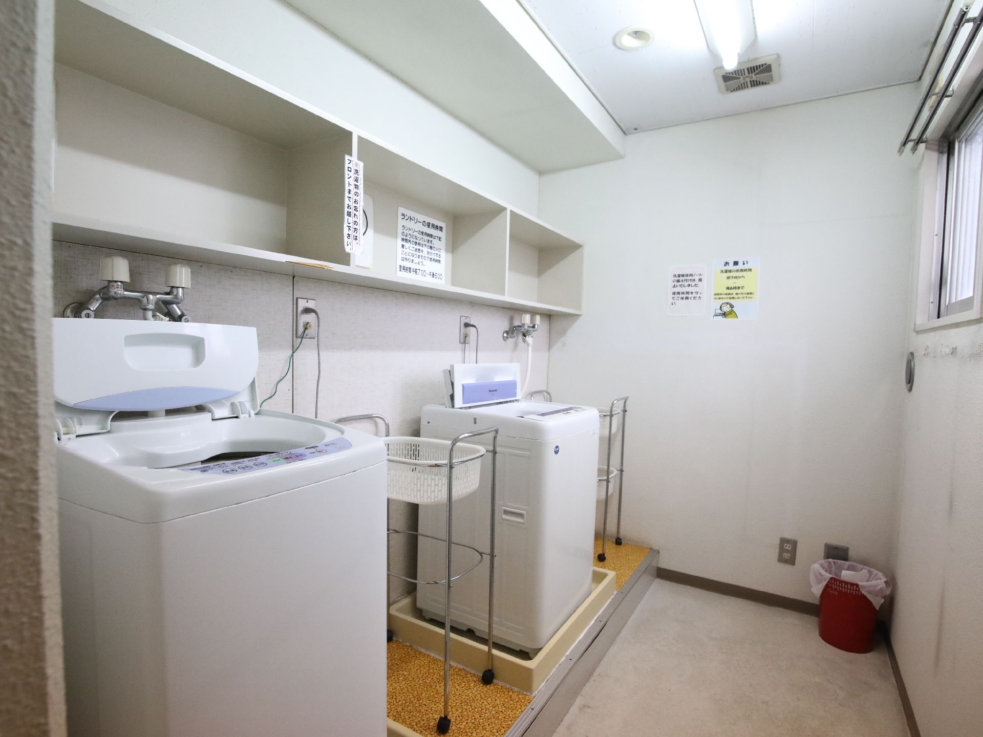 2つ並べて置かれている、入居者の衣類を洗濯するための洗濯機と乾燥機