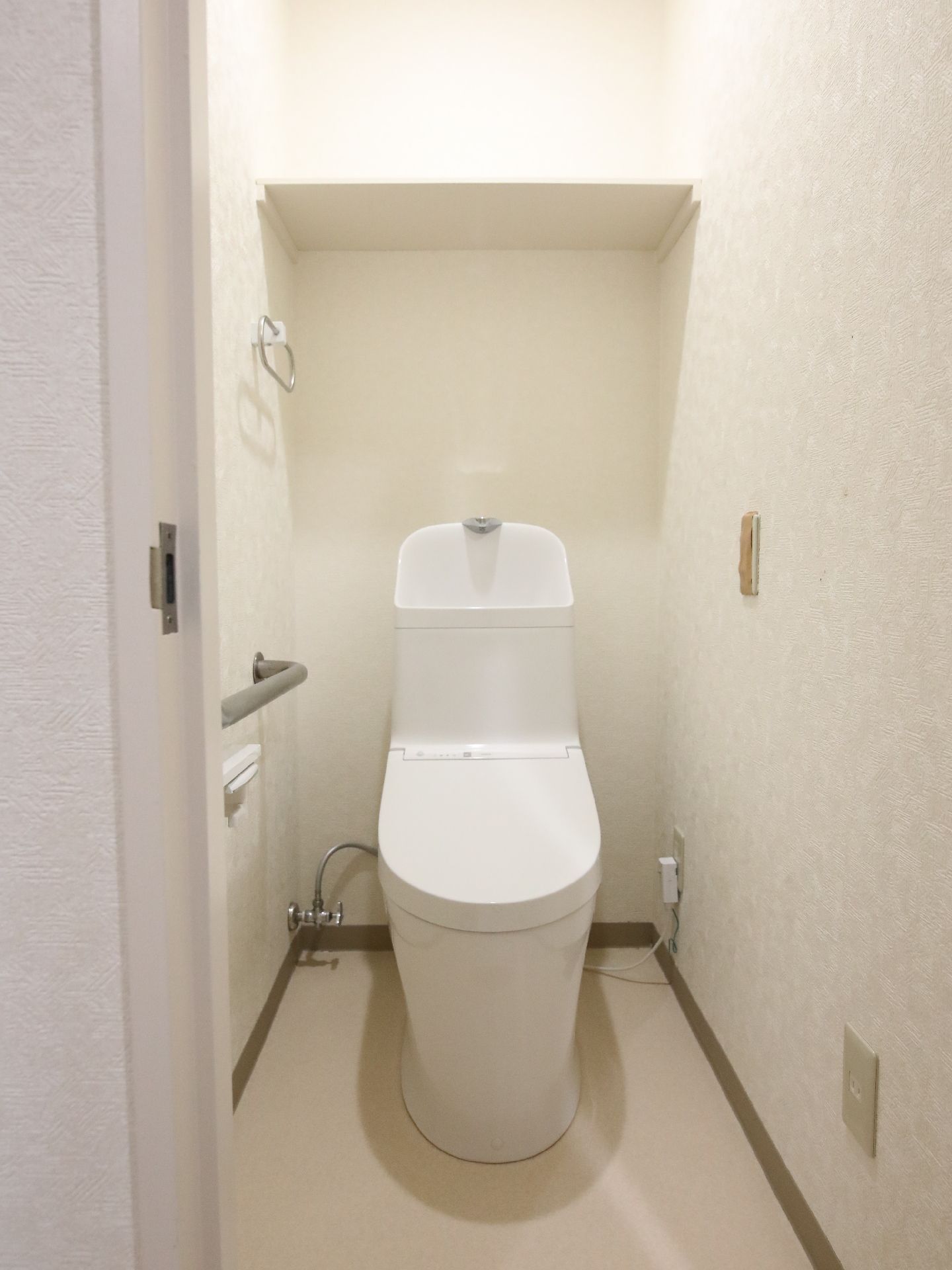 バリアフリー完備で手すりがしっかりと取り付けられているトイレ