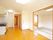 和室とフローリングの部屋がある広い居室。家具は置かれておらず、キッチンが付いていて、段差は解消されている。
