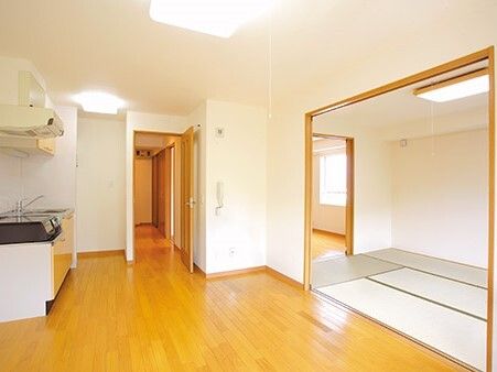和室やフローリングの洋間が付いた広い部屋。ダイニングルームにはキッチンも付いていて、家具や家電はない。