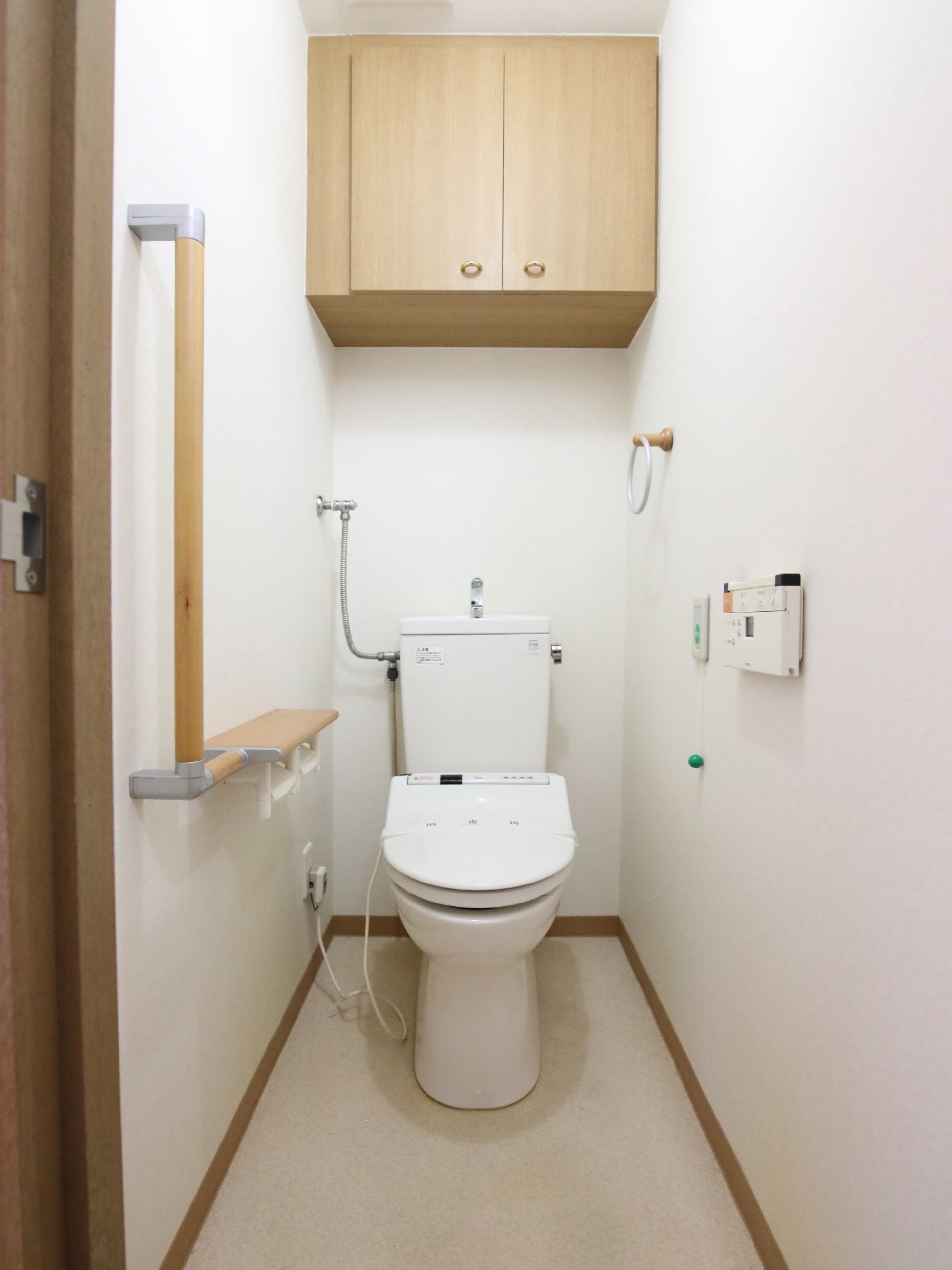 手すりが取り付けられているトイレ