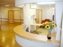 明るい雰囲気のスタッフステーション。ひまわりの花が活けられている。