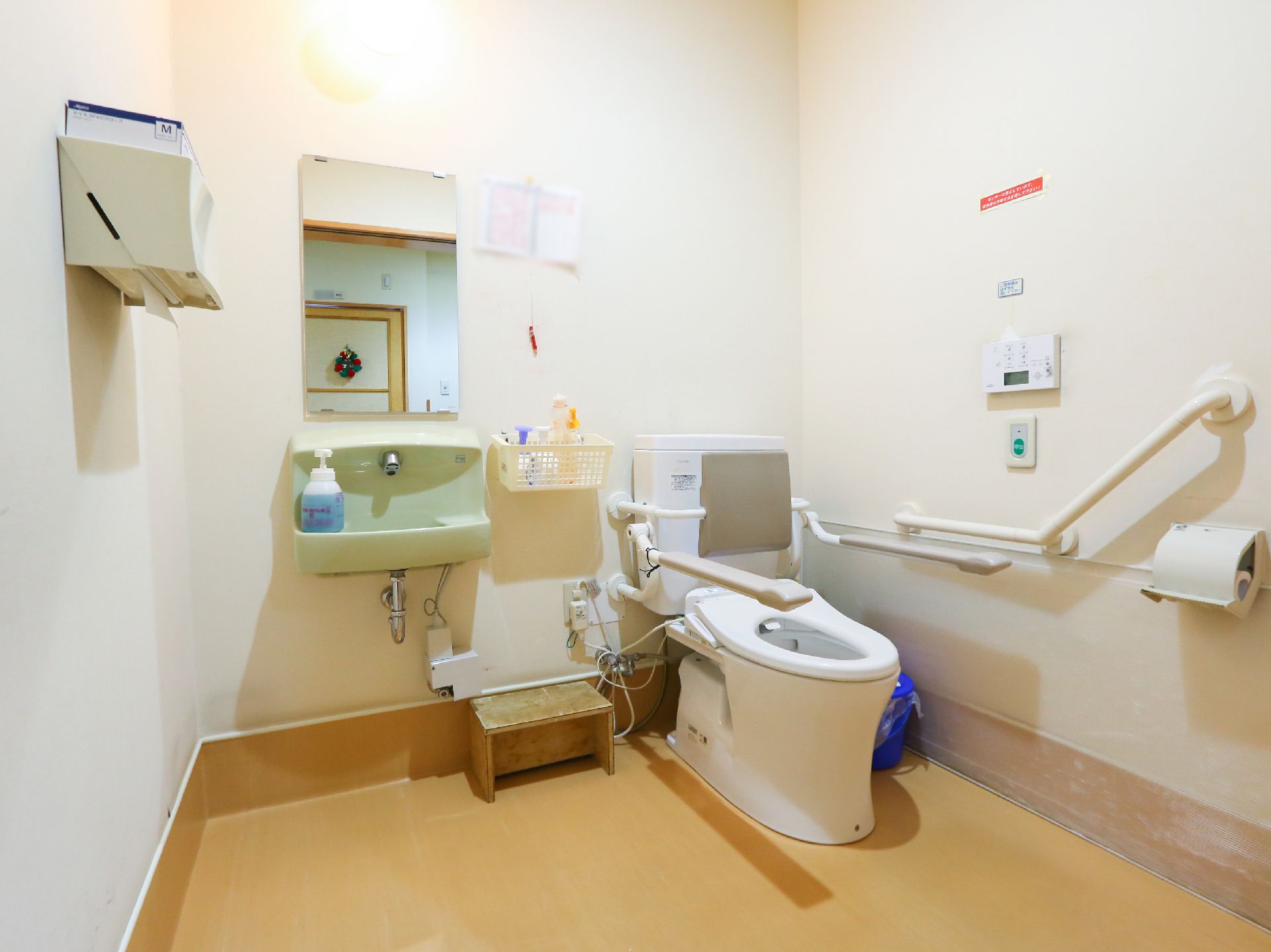 グリーンのトイレと洗面所には手すりが付き、呼び出しボタンも設置されている。