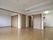 何も置かれていない白い壁の部屋