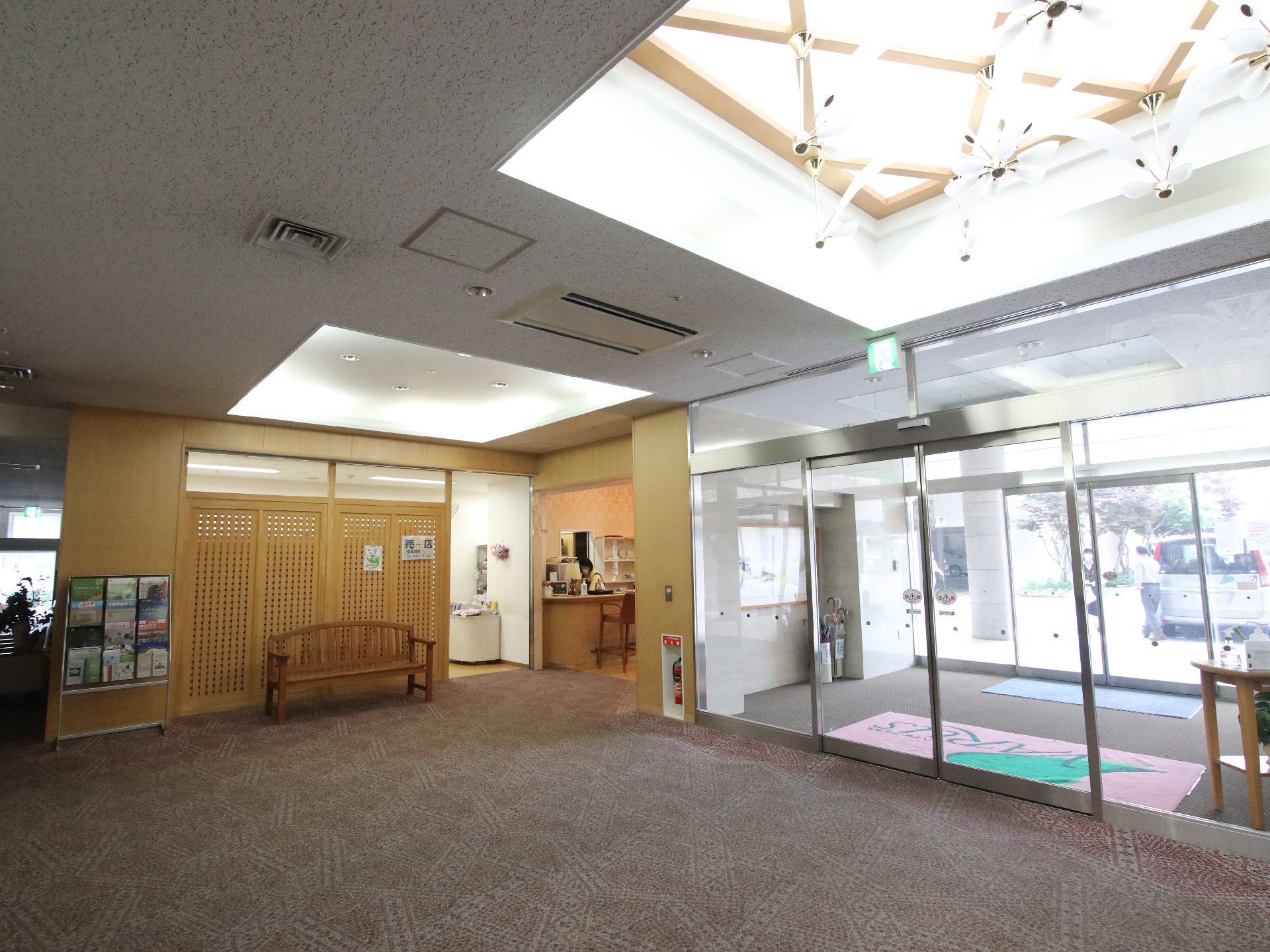 建物の自動ドアが付いた入り口