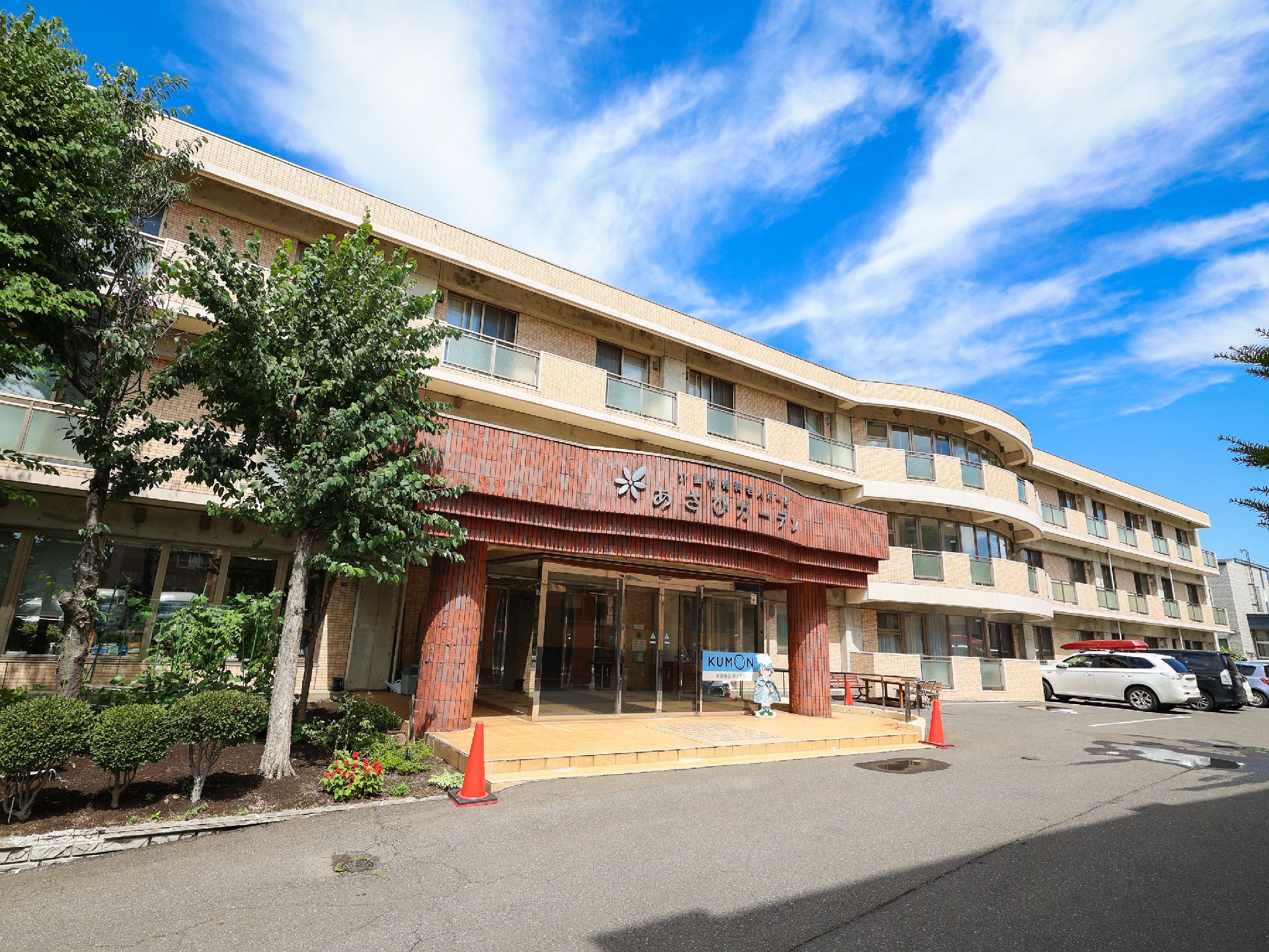 ３階建ての大きな玄関のある施設