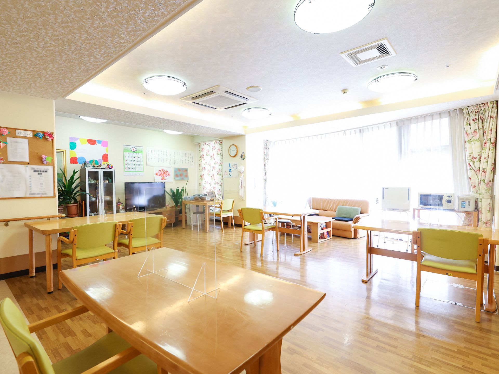 複数の照明が設置されている共有スペース