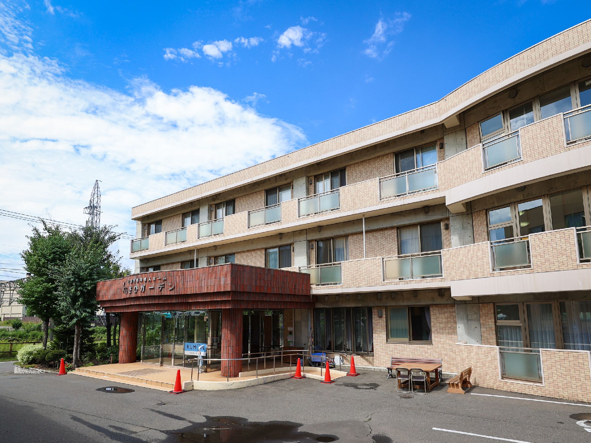 緑も多く爽やかな外観のある施設