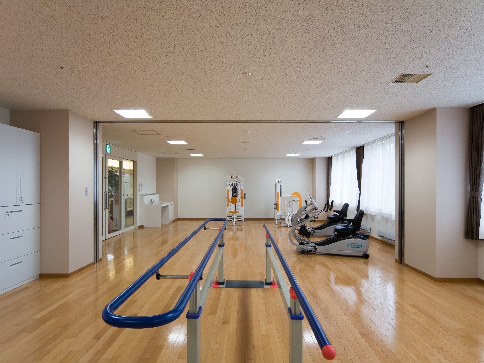 女性の肩を持ちながら笑顔で何かを眺めるスタッフ。施設で笑顔になっている場面