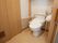 手すりがついた介護仕様のトイレの様子。施設内に用意されているトイレ