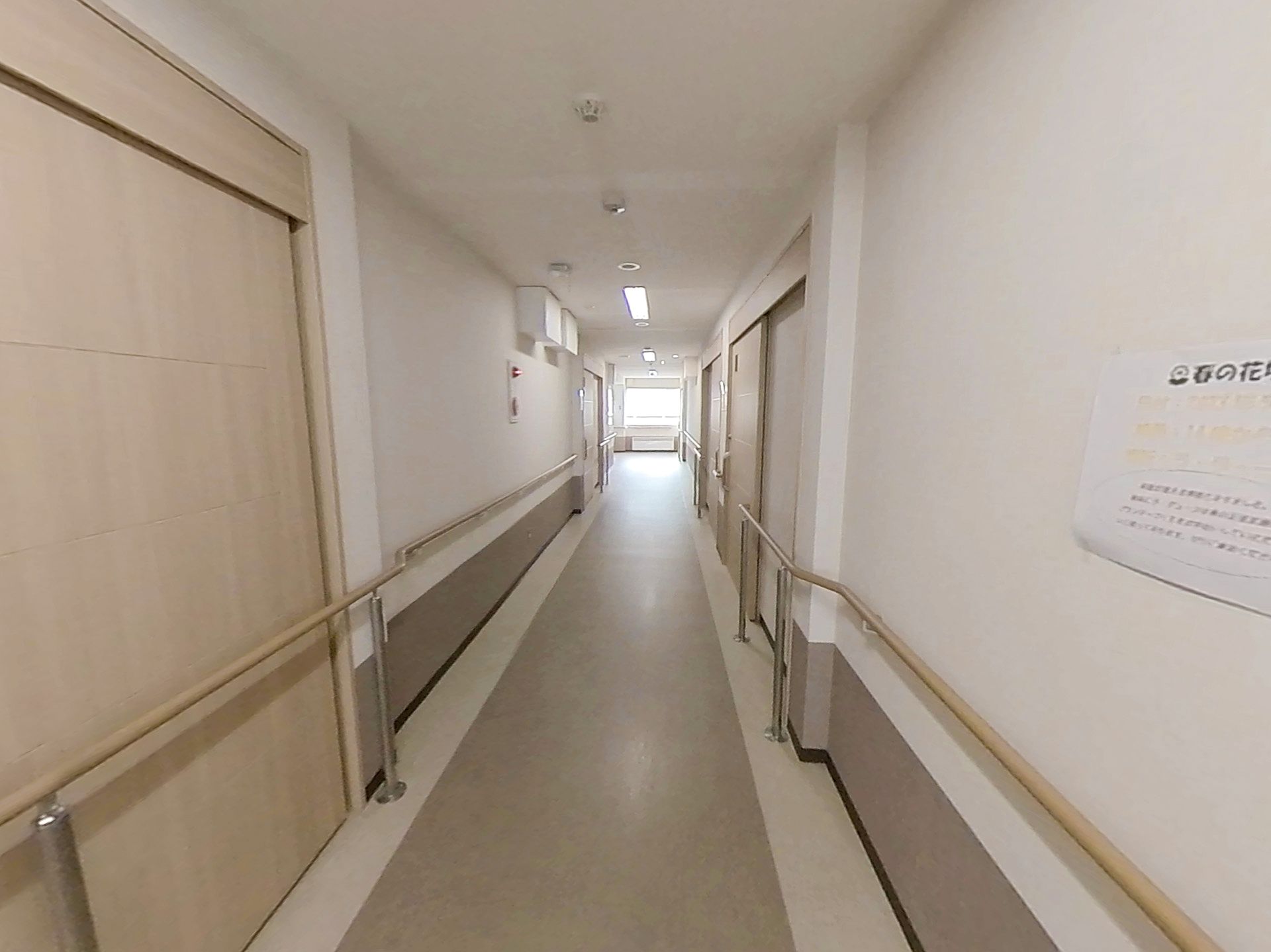 手すりが設置された廊下