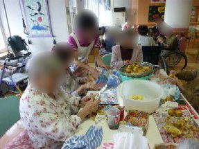 おやつ作りを楽しんでいる高齢者の様子。施設の食のイベント時の写真