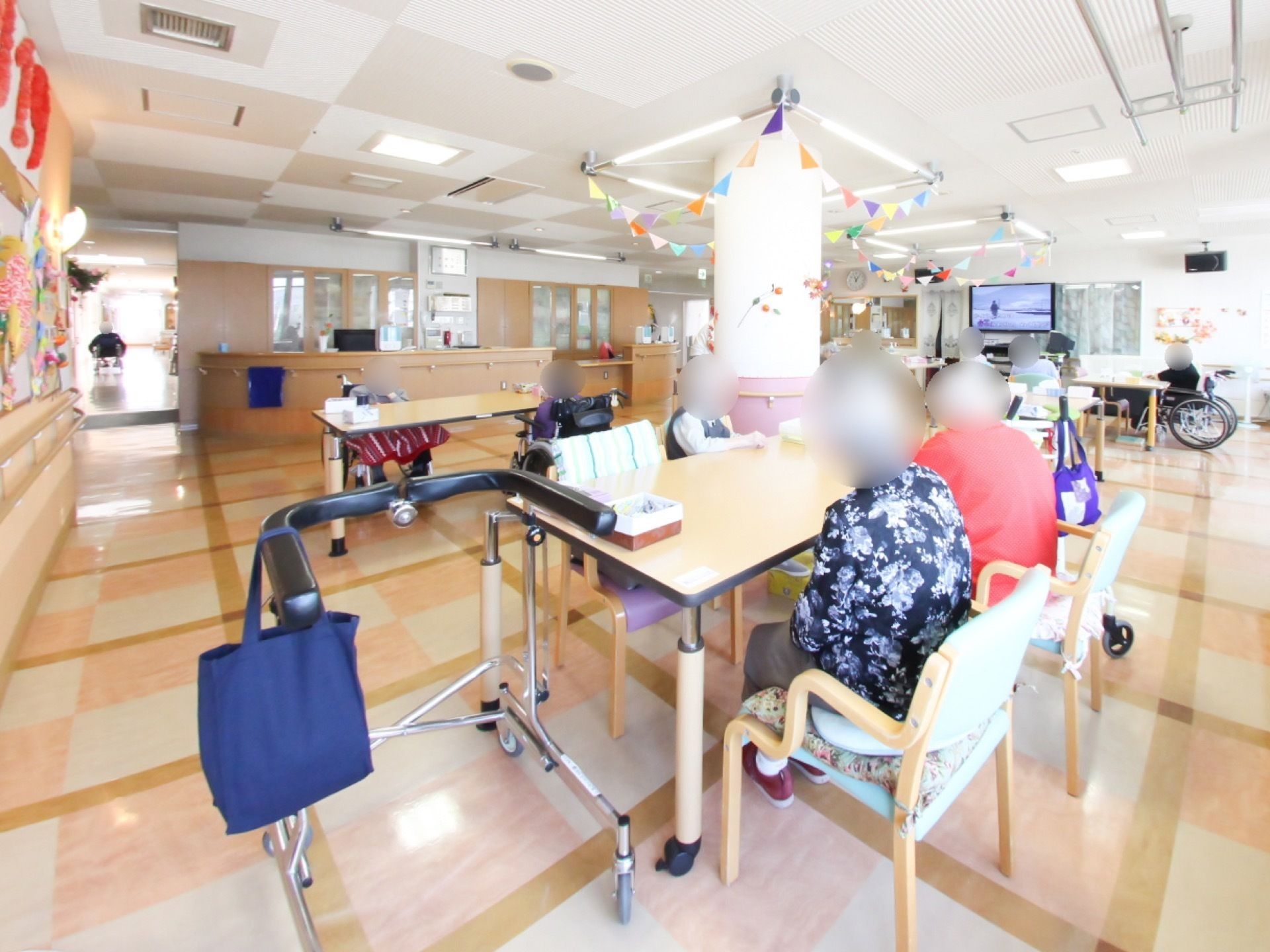 手作りの品が飾られた、淡い色の市松模様の天井と床を持つリビング