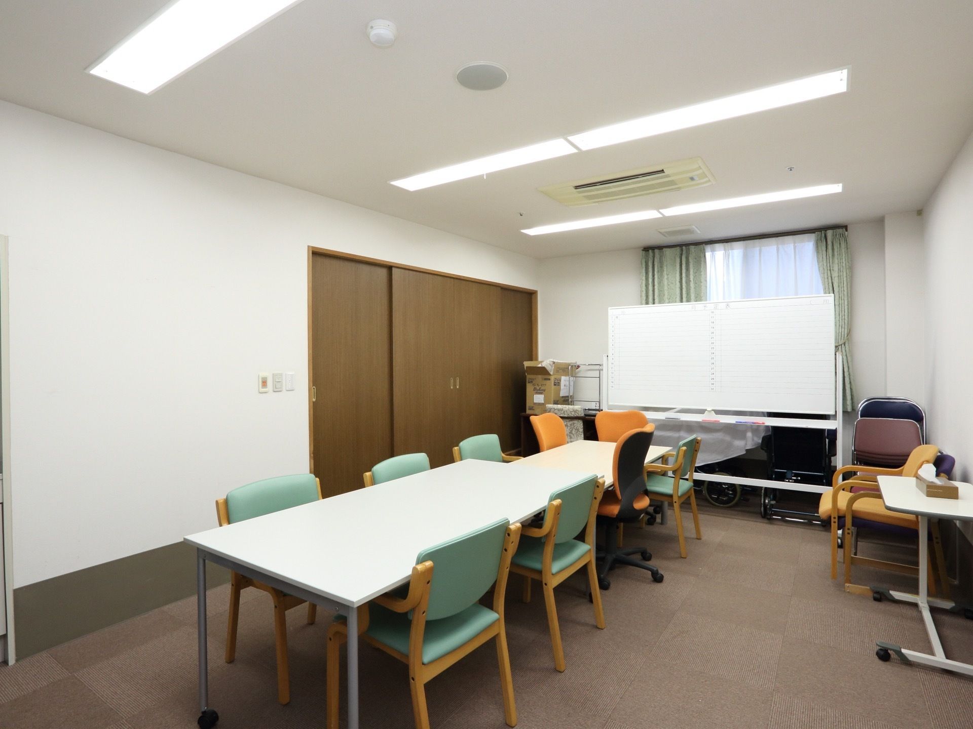 スタッフみんな集まり、月ごとの予定や計画などを立てている。利用者様に安心して過ごせるサービスを提供する。