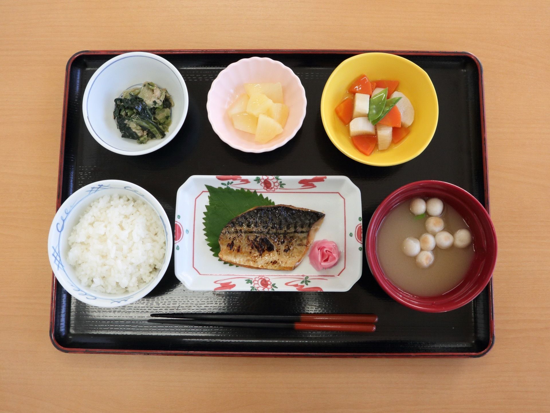 ヘルシーで栄養バランスの取れた食事内容。見た目はボリュームもあり、色鮮やかで目でも楽しむことができる。