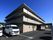 建物と一緒の敷地に広々な駐車場がある。玄関の前は屋根付きの通路になっているので雨の日も安心して歩ける。