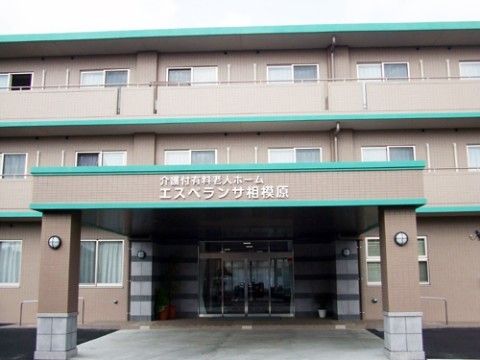 玄関前に大きな車寄せがある三階建て、ベランダつきのホーム
