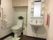 洗面トイレは広々していて、車いすの方も使いやすい作りになっている。手すりがきちんと取り付けてあり、歩行でもゆっくり掴まって使用できる。