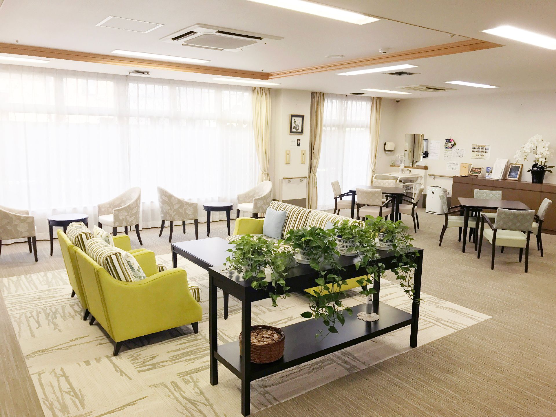 「エスペランサ相模原」のエントランスホール。休憩スペースとして、入居者で賑わっている。