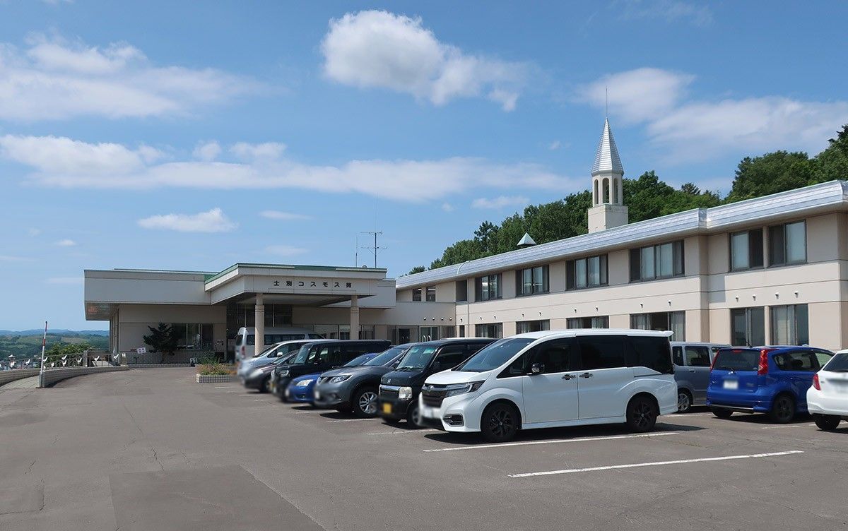 広い駐車場のある建物
