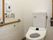 トイレの壁には呼び出しボタンや手すりが付き、壁に設置されたボタンで洗浄などができるようになっている。