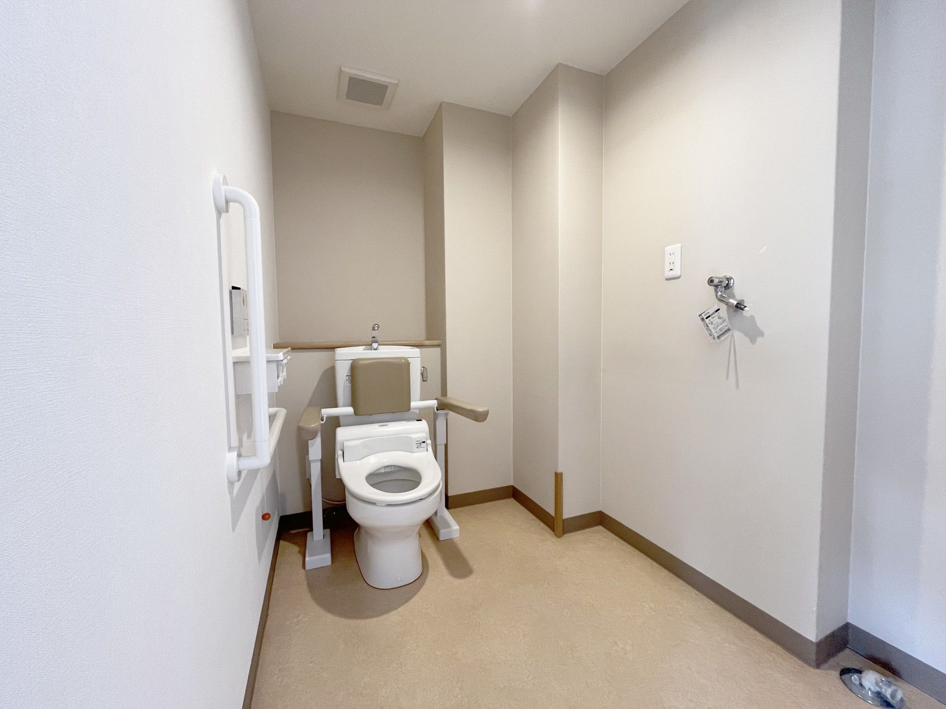 手すり付きのトイレ
