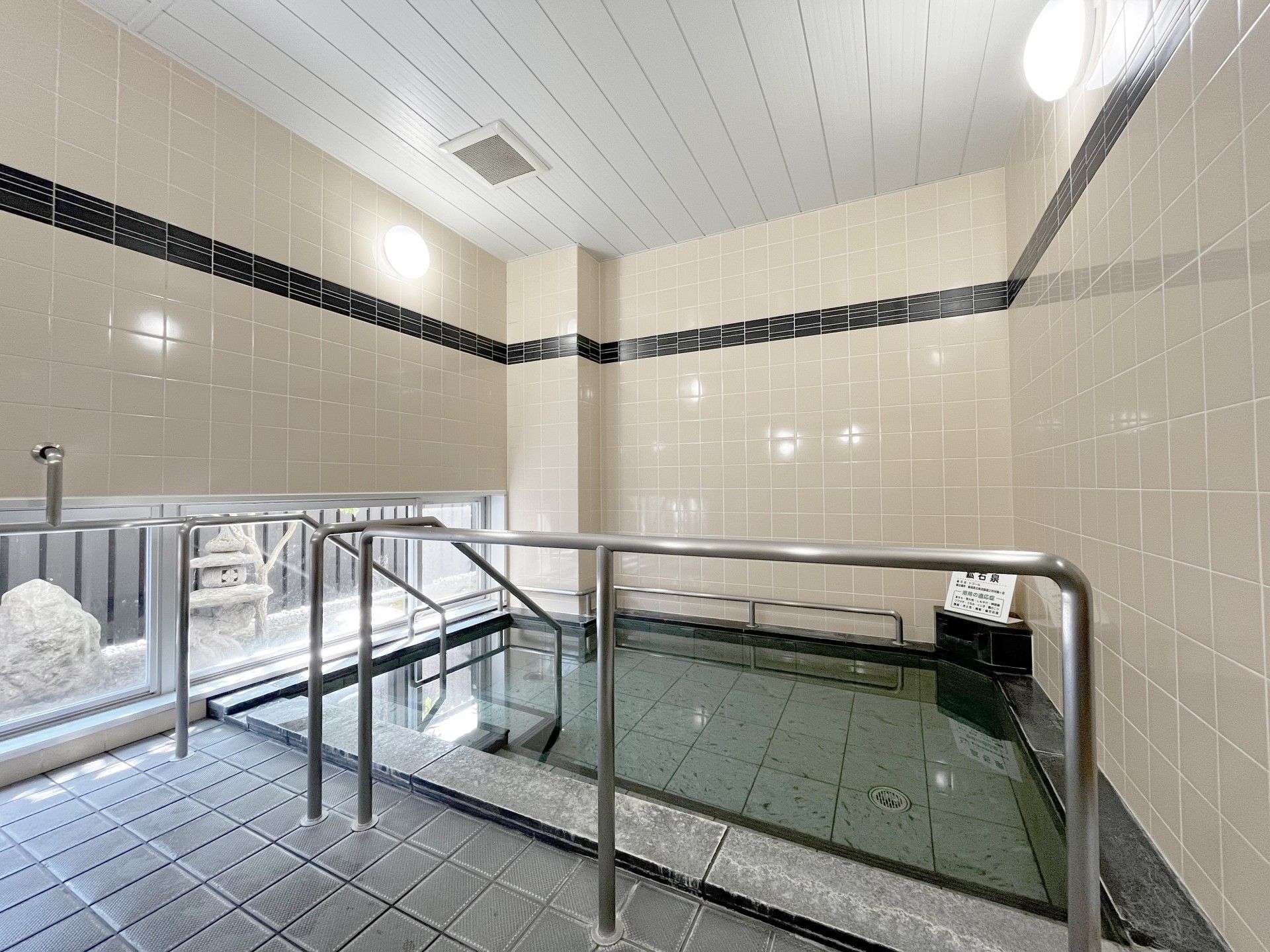 手すり付きの浴室