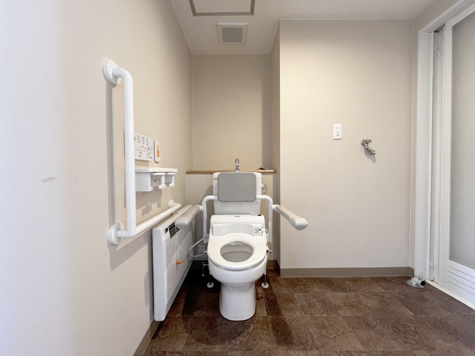 手すり付きのトイレ