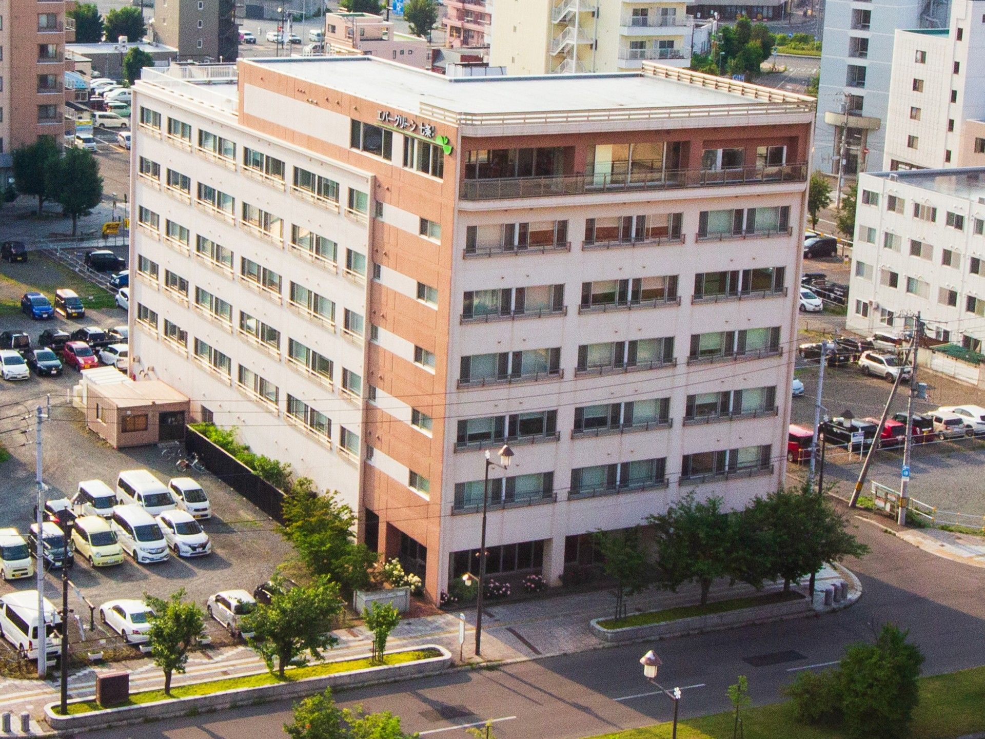 周囲に緑がある建物