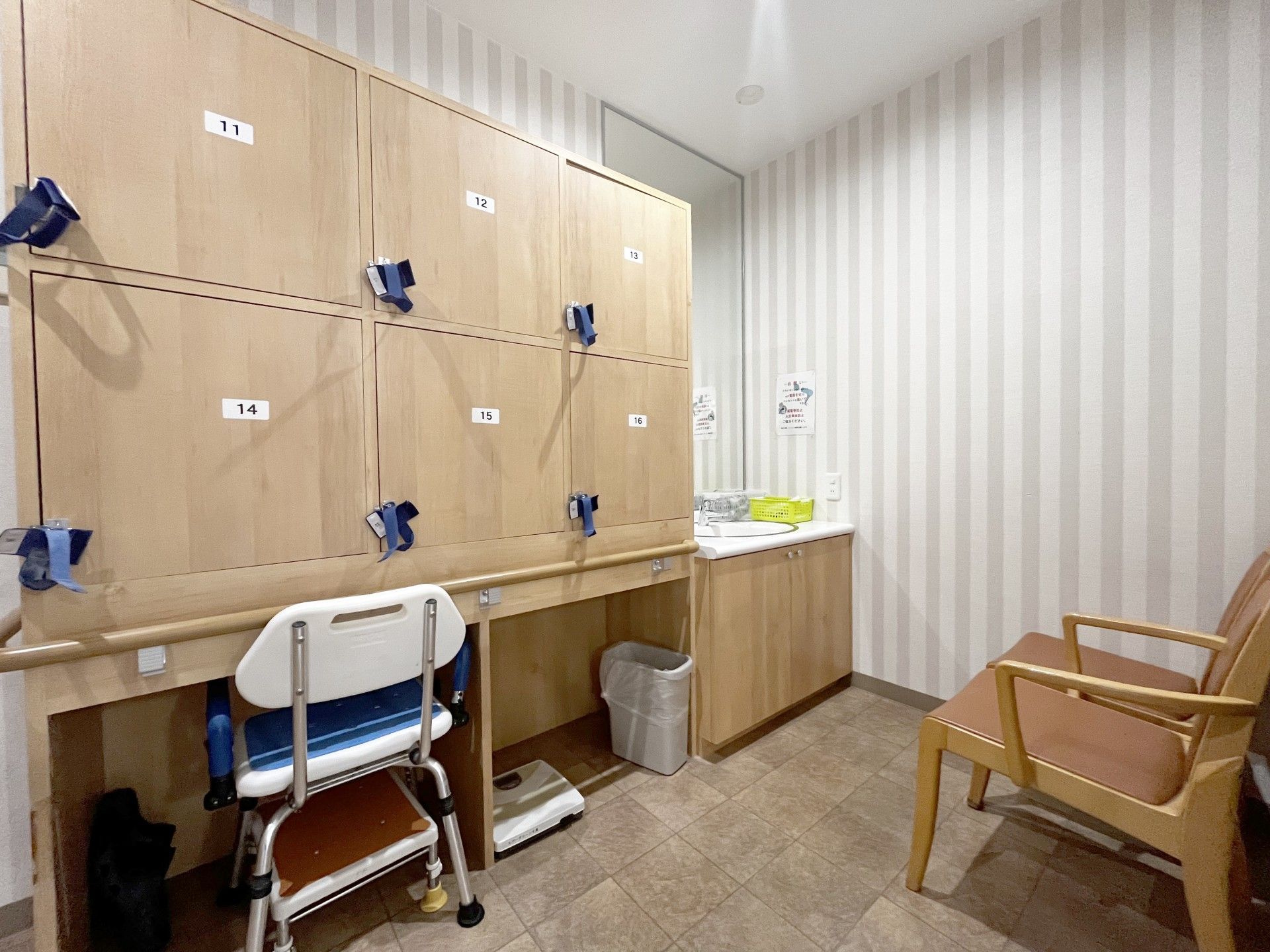 収納と洗面台のある部屋