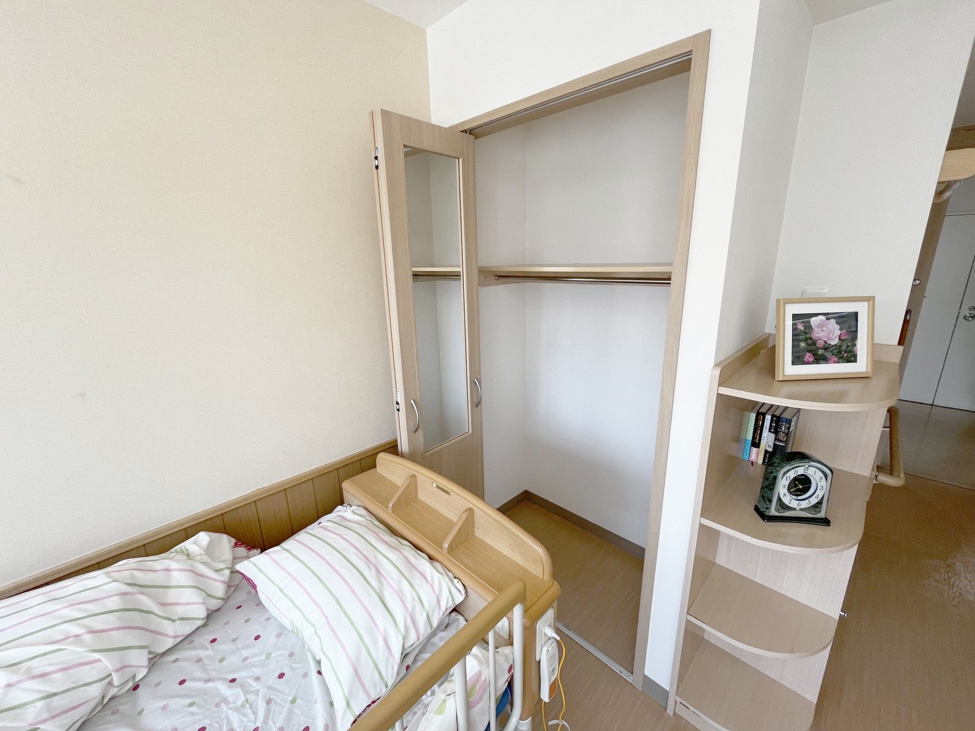 ベッドと収納のある部屋