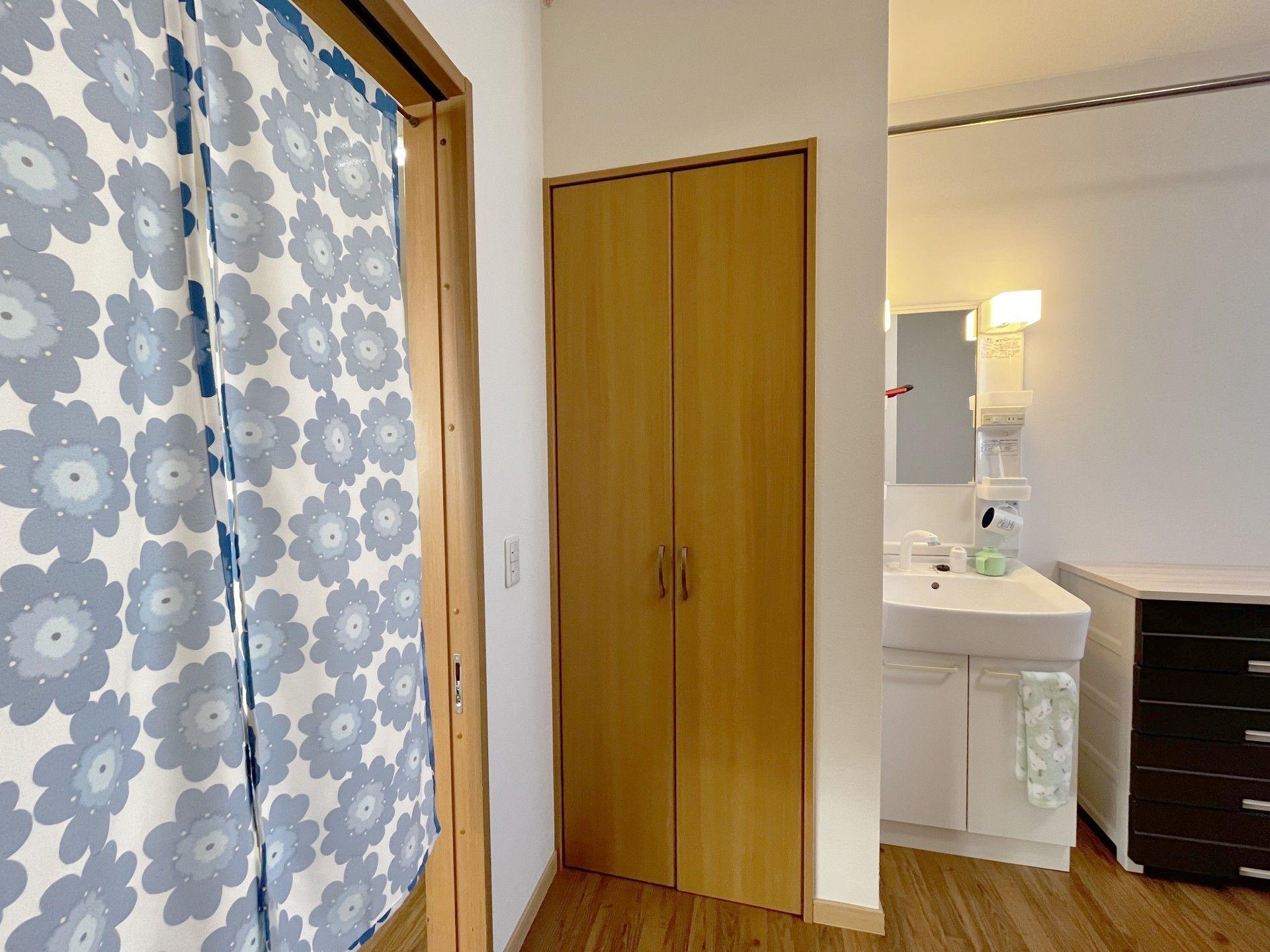 洗面台とカーテンのある空間