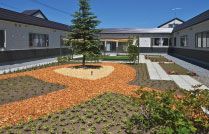 庭園が見渡せる居心地の良い空間