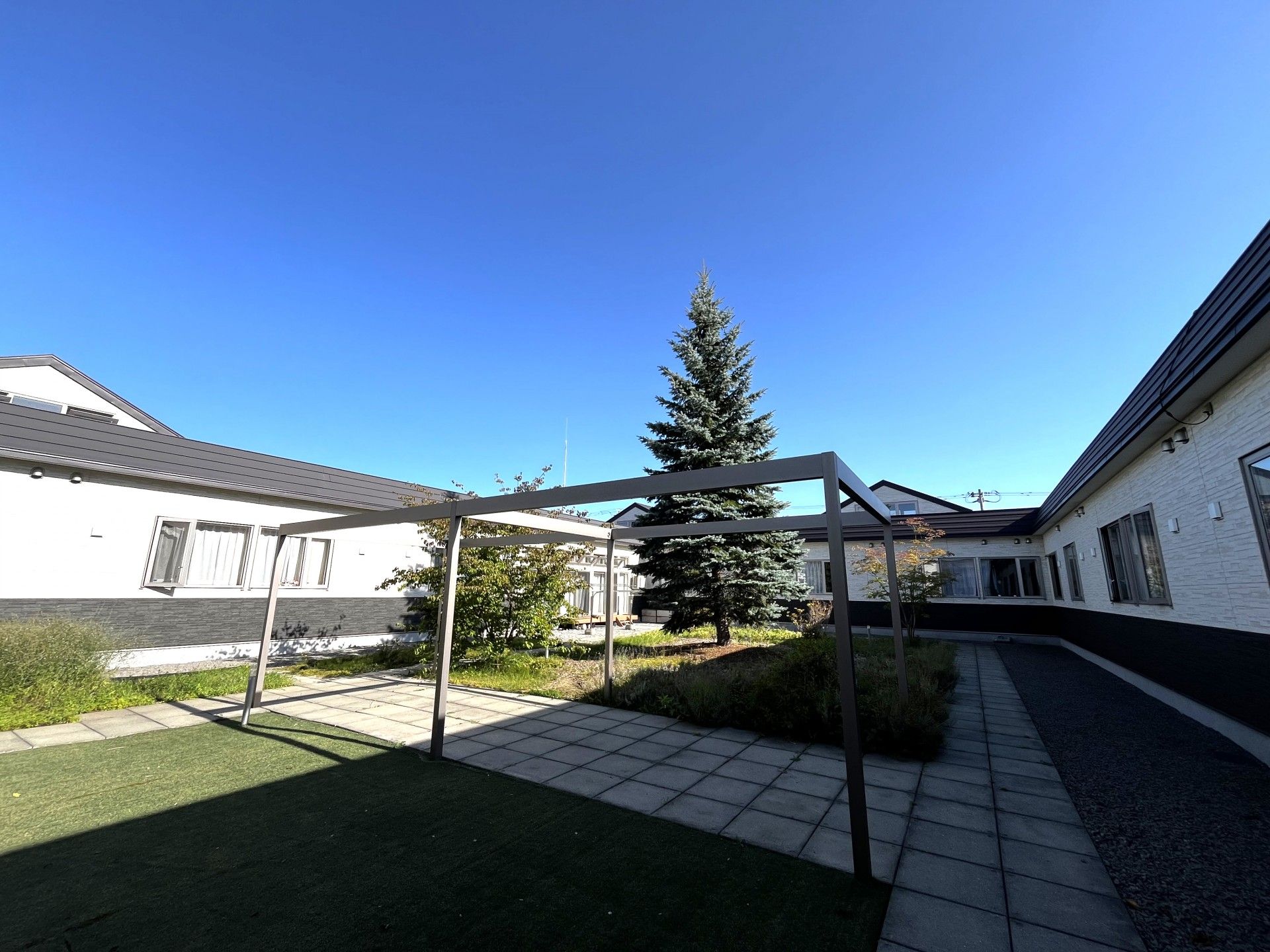 青空の下の中庭