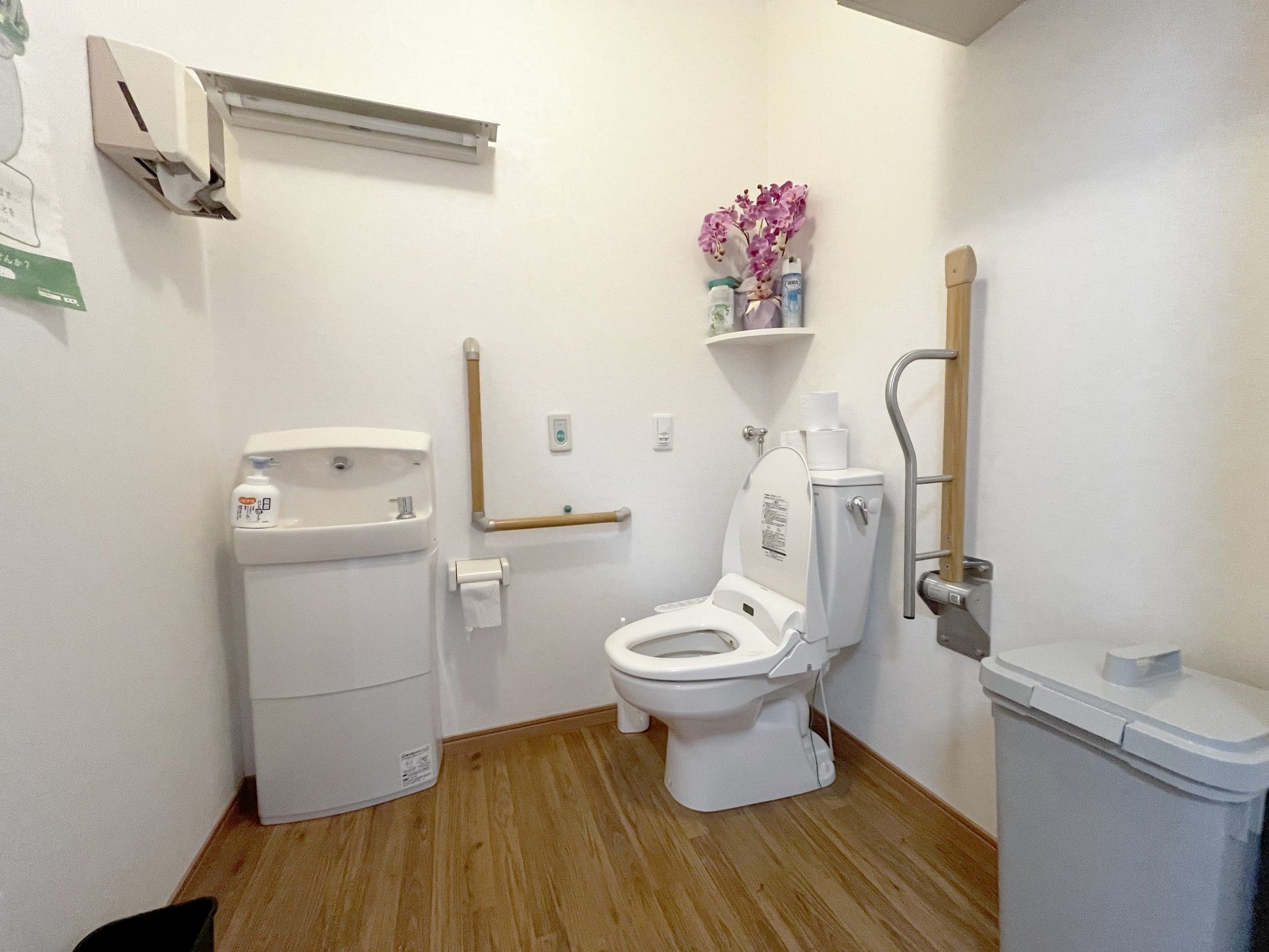 手すり付きのトイレ