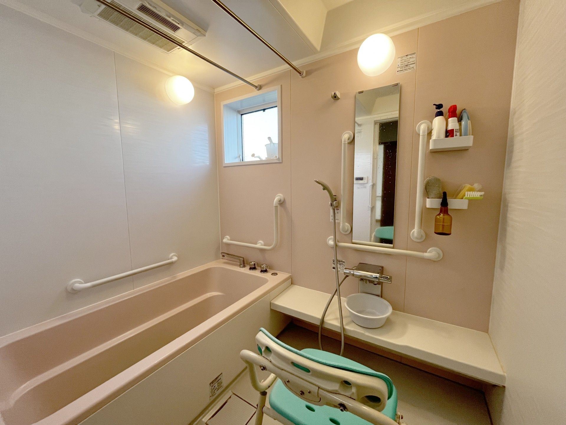 手すり付きの浴室