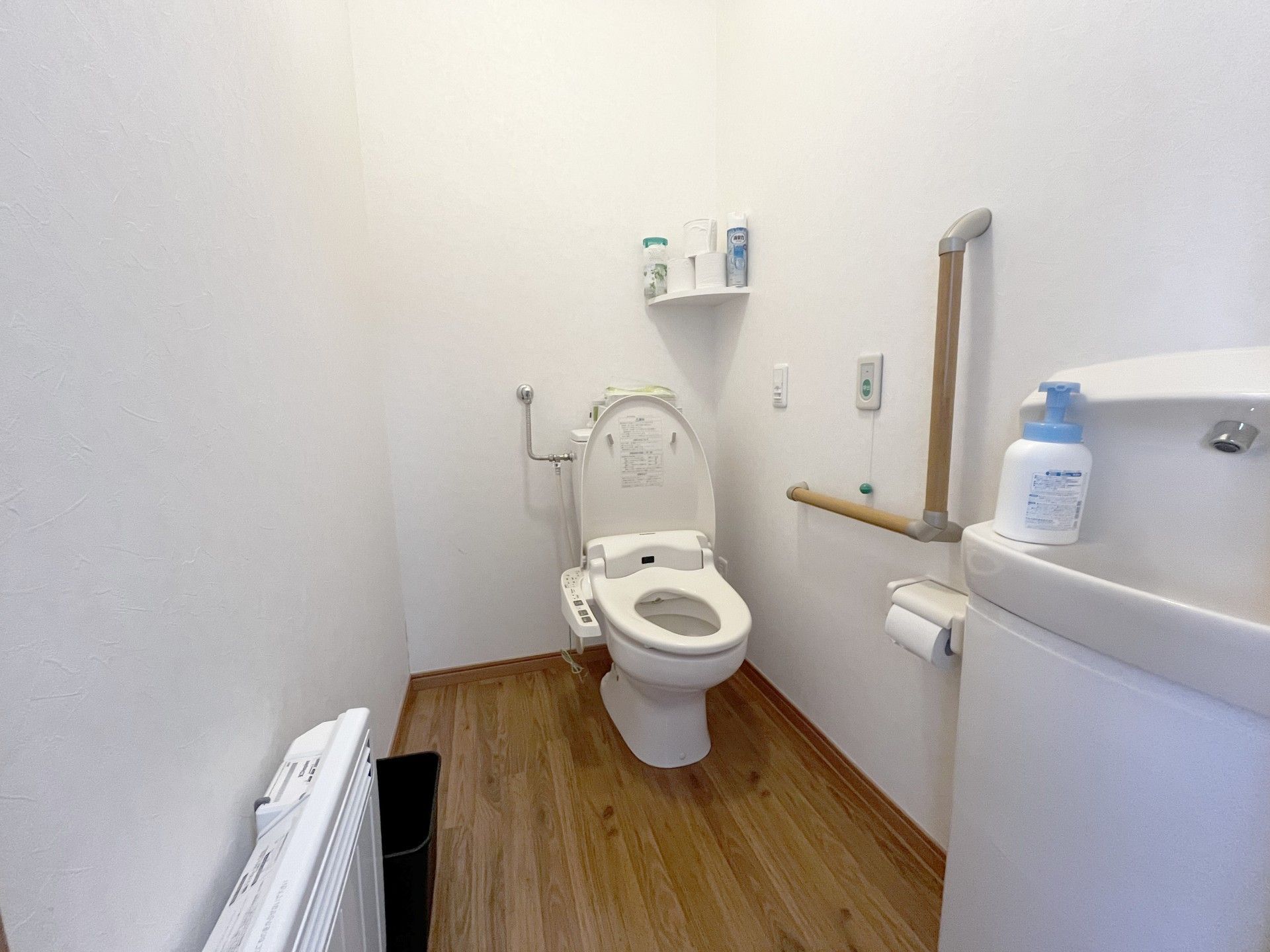 手すり付きのトイレ
