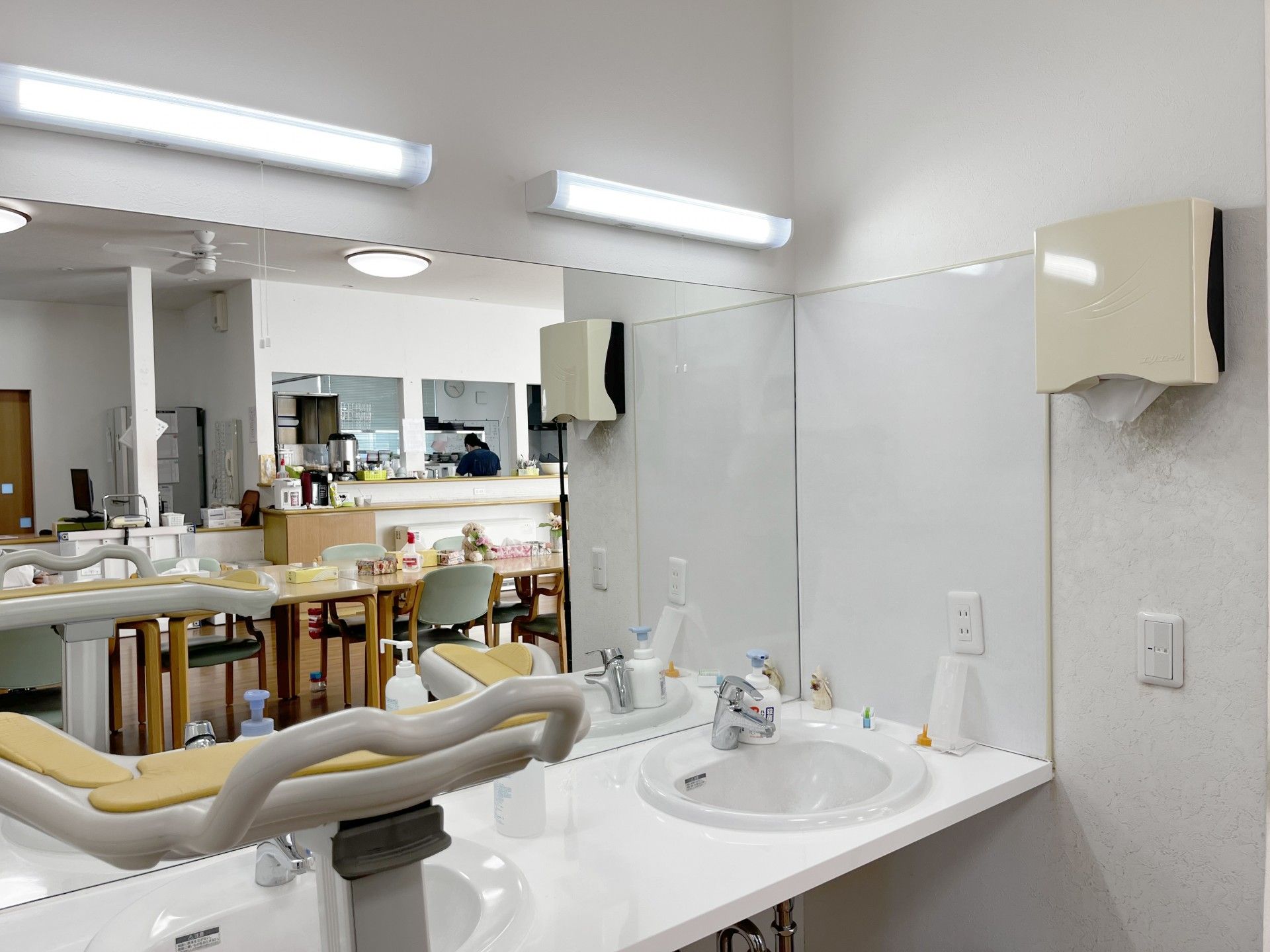 清潔な洗面台と食堂