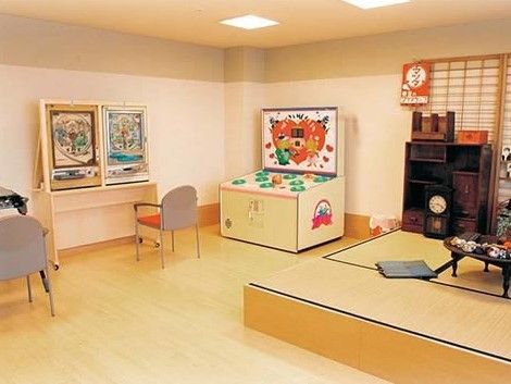 昔懐かしい家具を置いた畳スペースがあるゲームコーナ